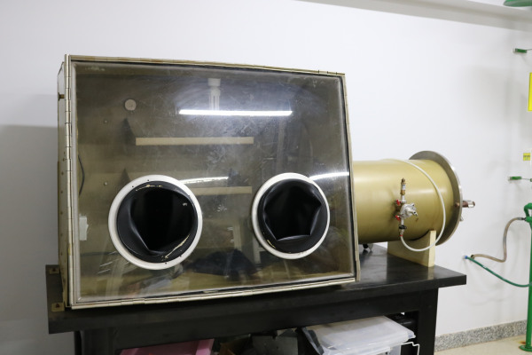Glover box com atmosfera controlada (câmara seca).JPG